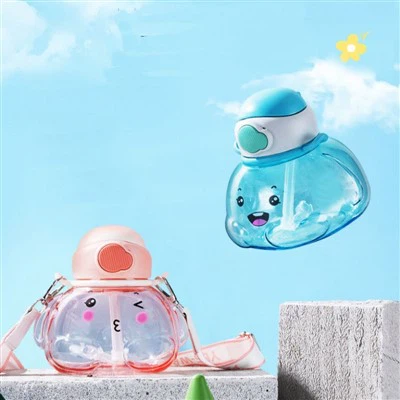 بچے تنکے کے ساتھ بوتل پیتے ہیں